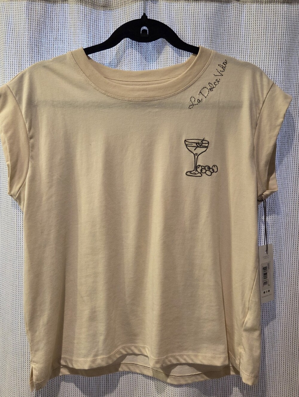 THREE DOTS Dolce Vita Cream Short-Sleeve Tee with Embroidered Cocktail. MED NWT